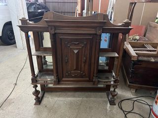 Alacena antigua de madera y mármol