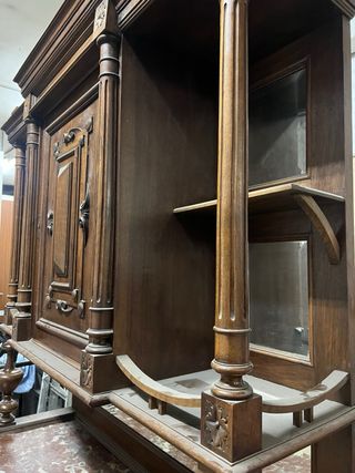 Alacena antigua de madera y mármol