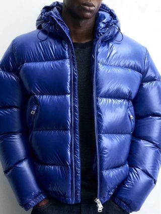 Plumífero azul con capucha