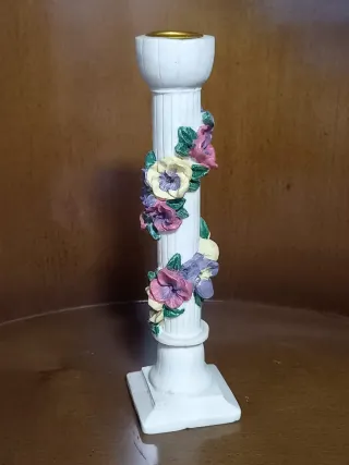 Candelabro de resina con flores