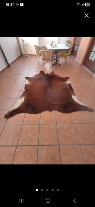 Alfombra de piel marrón y blanca