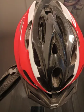 Casco de bicicleta-patinete rojo y negro