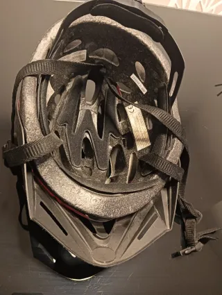 Casco de bicicleta-patinete rojo y negro