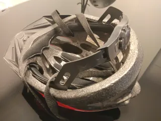 Casco de bicicleta-patinete rojo y negro