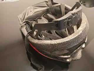 Casco de bicicleta-patinete rojo y negro