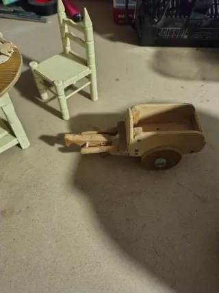 Mesa y sillas de juguete