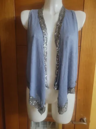 Chaleco azul con detalles plateados