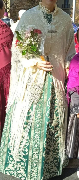 Traje Baturra Gala y mantón
