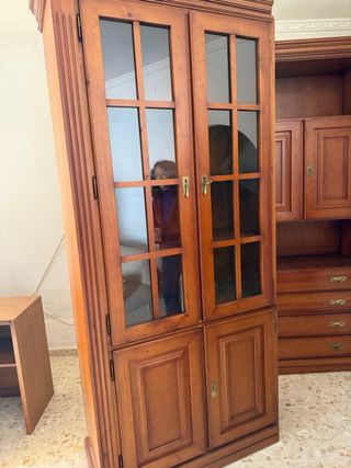 Mueble vitrina de madera y cristal