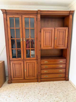 Mueble vitrina de madera y cristal