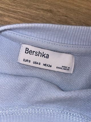 Sudadera crop top azul claro con ángeles