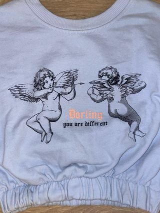 Sudadera crop top azul claro con ángeles