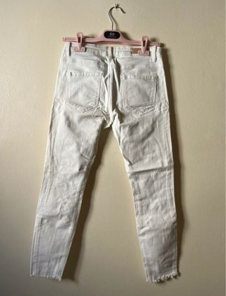 Pantalón vaquero blanco desgastado Stradivarius