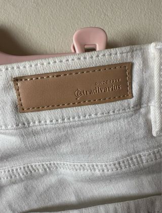 Pantalón vaquero blanco desgastado Stradivarius