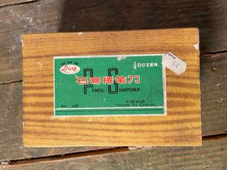 CAJA LARK y 6 SACAPUNTAS . A ESTRENAR. VINTAGE