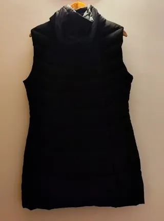 Chaqueta negra con capucha