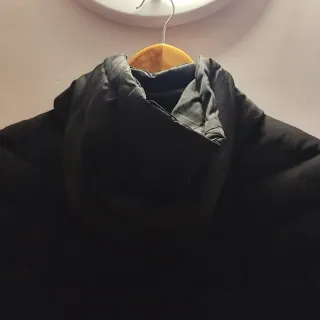 Chaqueta negra con capucha