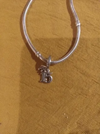 Pulsera Pandora con charm 15 y corona