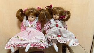 Due bambole in porcellana con abiti