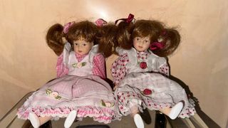 Due bambole in porcellana con abiti