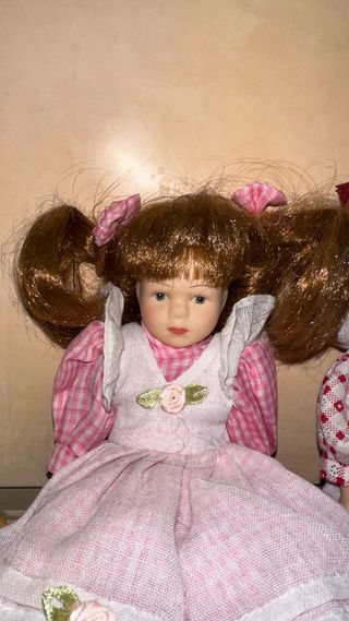 Due bambole in porcellana con abiti