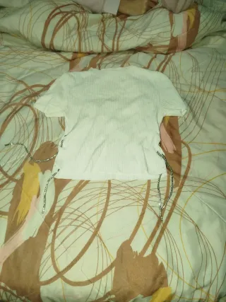 Camiseta blanca con detalles plateados