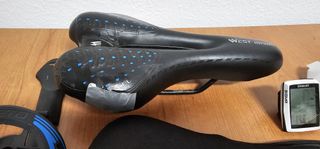 Lote ciclismo: sillín, portabidón, cubresillín