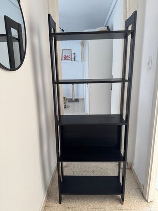 Estantería negra de madera