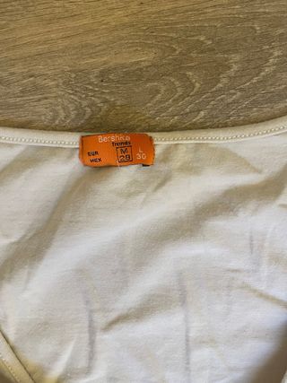 Top manga larga beige con corte central