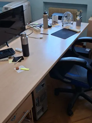 Mesa de oficina de madera y metal