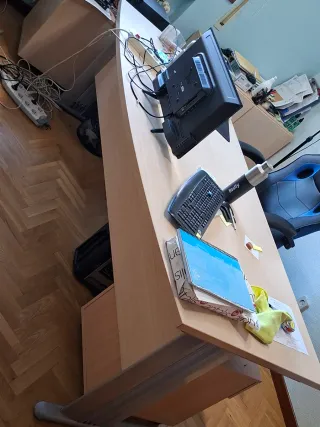 Mesa de oficina de madera y metal