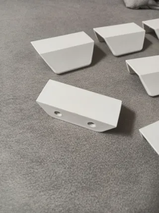 Tiradores blancos de plástico