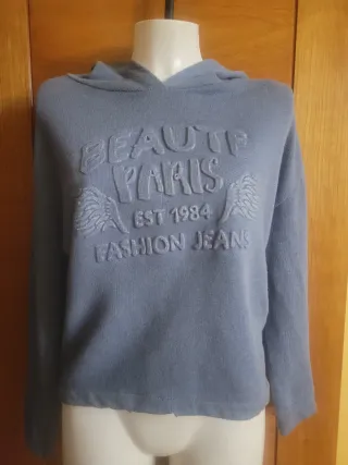 Sudadera azul con texto