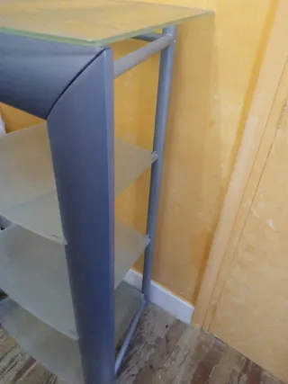 Mesa auxiliar cristal y metal gris puede montar