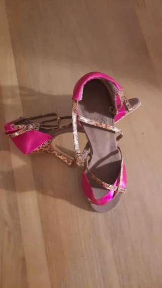 Sandalias de baile doradas y rosas