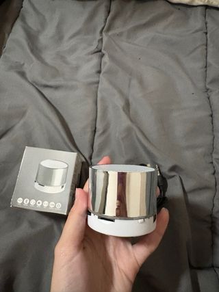 Altavoz Bluetooth plateado y blanco