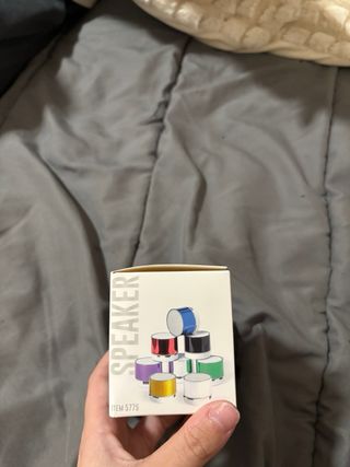 Altavoz Bluetooth plateado y blanco