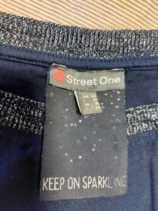 Blusa azul con detalles