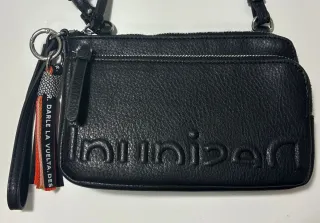 Bolso Negro Desigual con Logo Grabado
