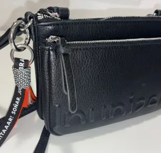 Bolso Negro Desigual con Logo Grabado