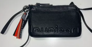 Bolso Negro Desigual con Logo Grabado
