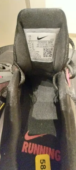 Scarpe sportive Nike nere e baffo dorato