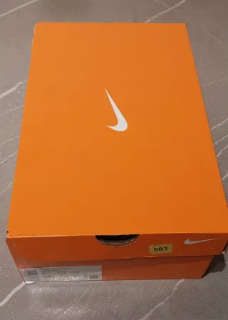 Scarpe sportive Nike nere e baffo dorato