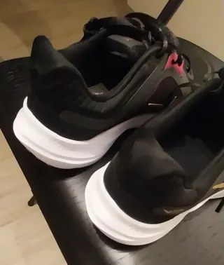 Scarpe sportive Nike nere e baffo dorato