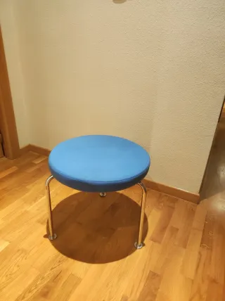 Taburete azul tapizado y patas cromadas