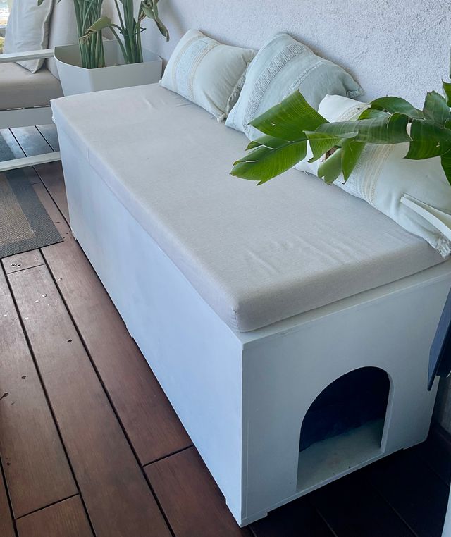 Mesa, sillones y baúl-cama para mascotas.