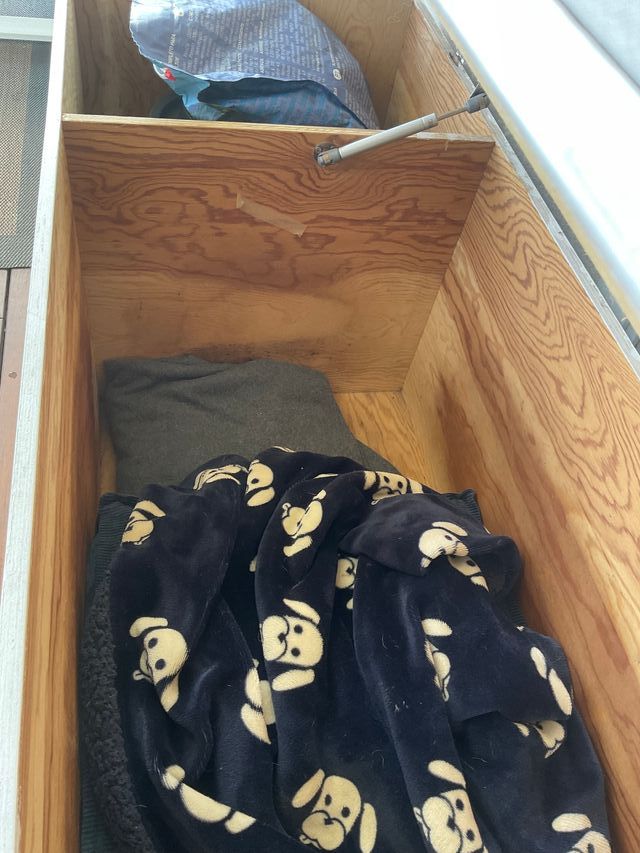 Mesa, sillones y baúl-cama para mascotas.