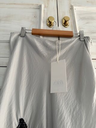 Falda Zara M/38 satinada con encaje