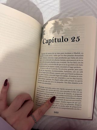 La joven de ojos miel