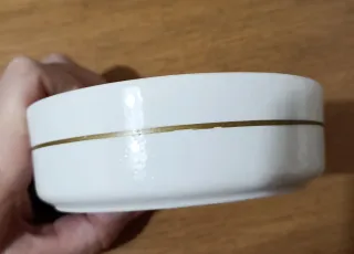 Ciotola bianca con bordo dorato